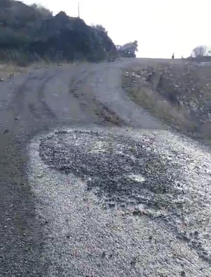 Beton mikseri yola çimento dökerek ilerledi