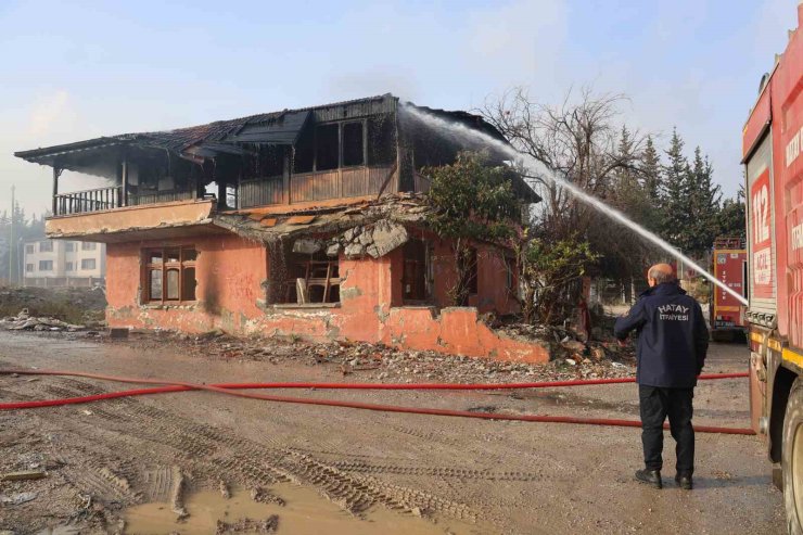 Hatay’da 2 katlı bina alevlere teslim oldu