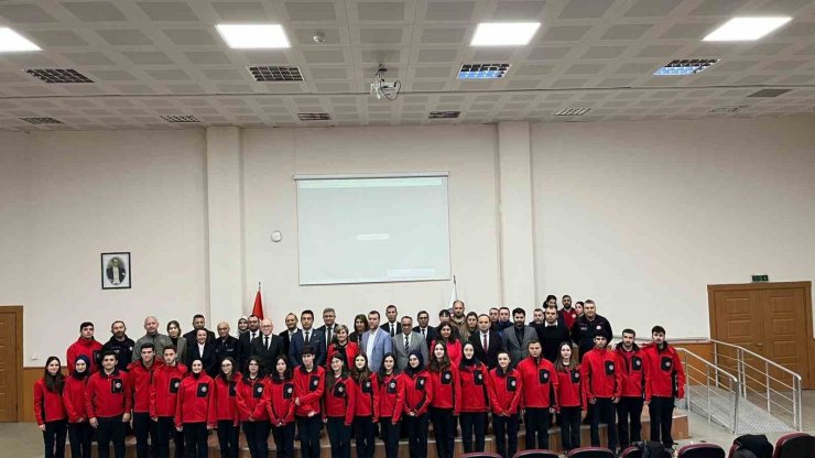 ÇOMÜ Afet Bölümü Öğrencilerine Üniforma Giyme Töreni Gerçekleştirildi