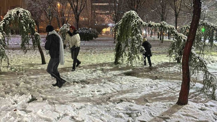 Uşaklılar karın keyfini çıkardı