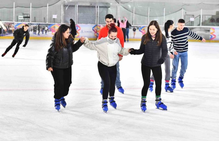 İzmir’in buz pisti doldu taştı