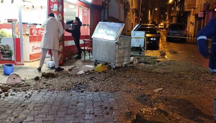 Kadıköy’de kanalizasyon borusu patladı, bir dükkan zarar gördü