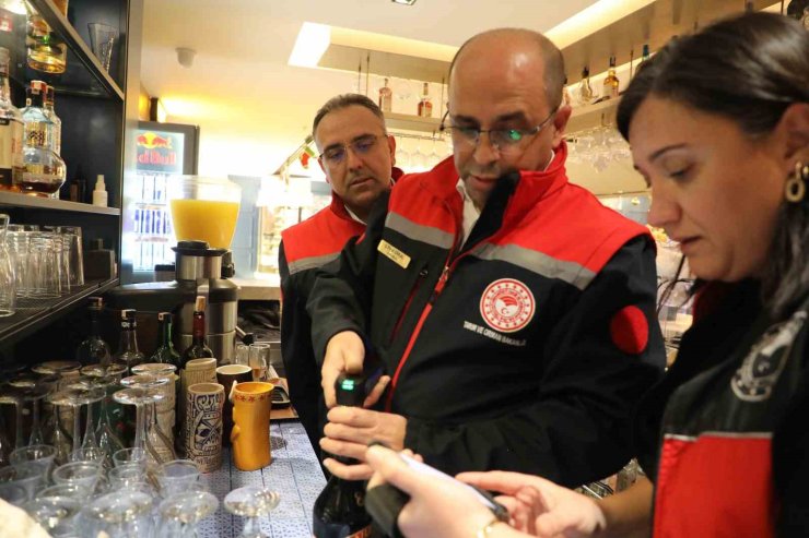 Antalya’da yılbaşı öncesi alkollü içki sunumu yapılan işletmeler denetlendi