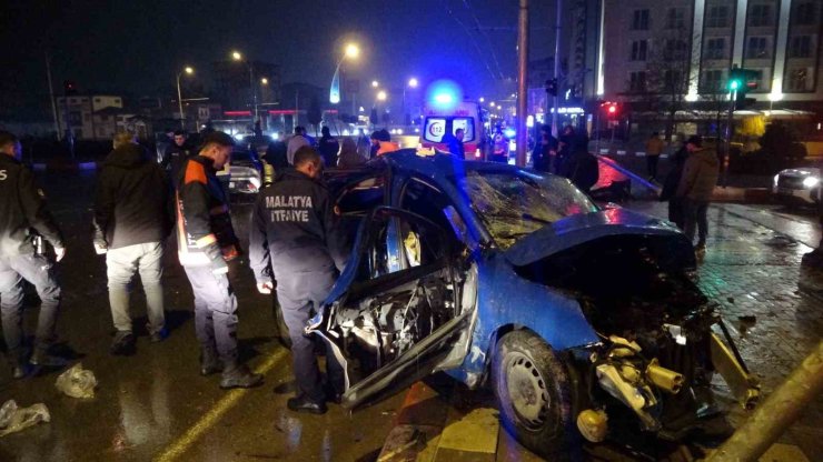 Malatya’da feci kaza... Kavşakta çarpışan 2 araç hurdaya döndü: 4 yaralı