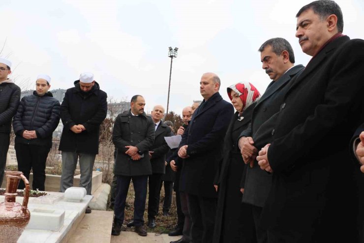 Bakan Tekin, eski Milli Eğitim Bakanı Tevfik İleri’nin 63. ölüm yıl dönümünde kabrini ziyaret etti