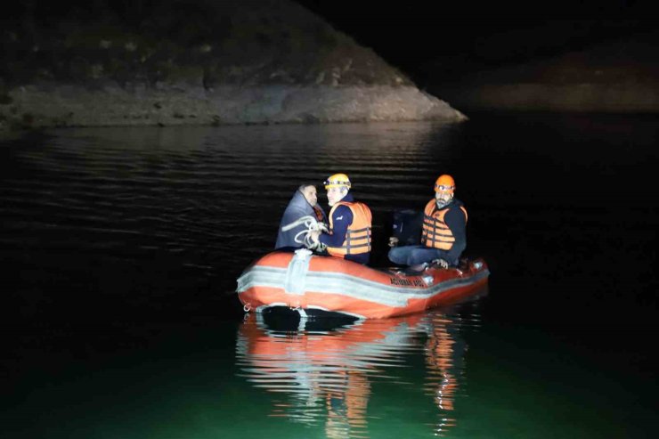 Adıyaman’da barajda alabora olan balıkçı teknesinden 2 kişi kurtarıldı