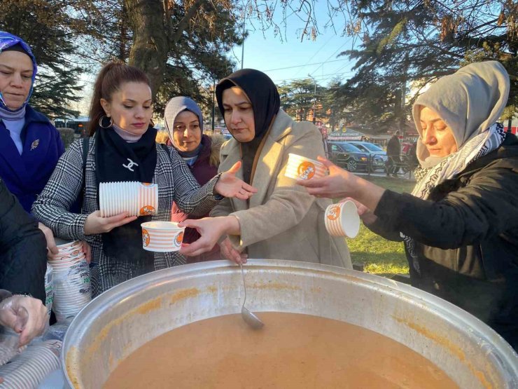 Eskişehir’de dağıtılan sıcak çorbalara yoğun ilgi