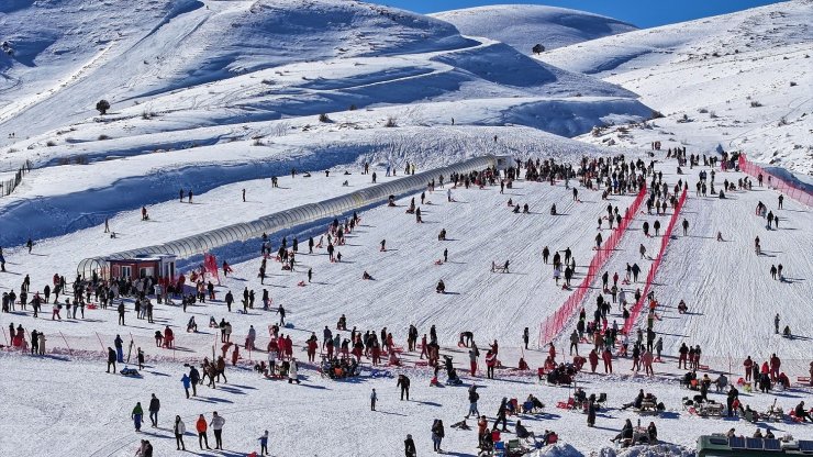 Kristal karıyla ünlü Denizli Kayak Merkezi yeni sezonu görkemli karşıladı