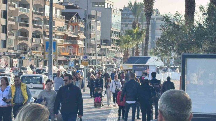 Kuşadası’nda güneşi gören sahile koştu