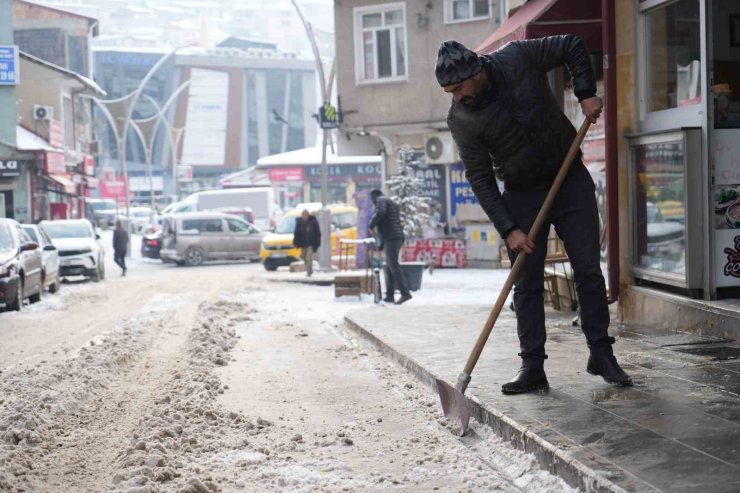 Bayburt’a yeni yılın ilk karının yağmasıyla kent beyaz örtüyle kaplandı