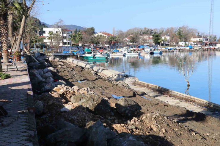 Balıkçı barınağının kaçak yapıları yıkıldı, yenilme çalışması başlatıldı