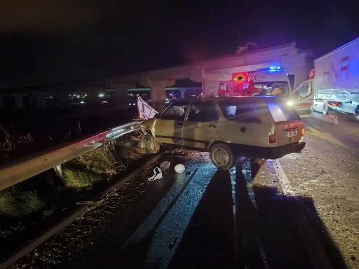 Seyir halinde kontrolden çıkan otomobil bariyerlere çarptı, sürücü yaralandı