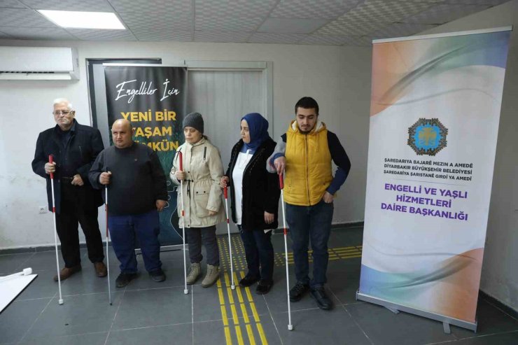 Diyarbakır’da görme engellilere ’bağımsız hareket uygulaması’ eğitimi veriliyor