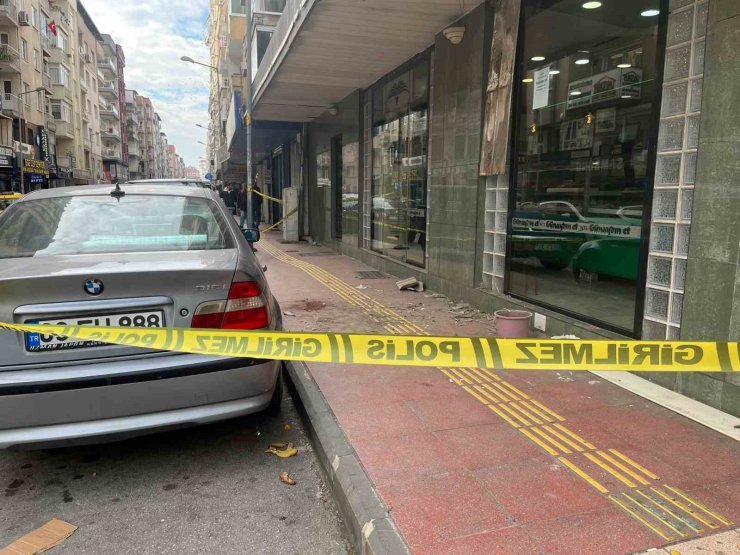 Klima motorunu değiştirirken beton zemine düştü