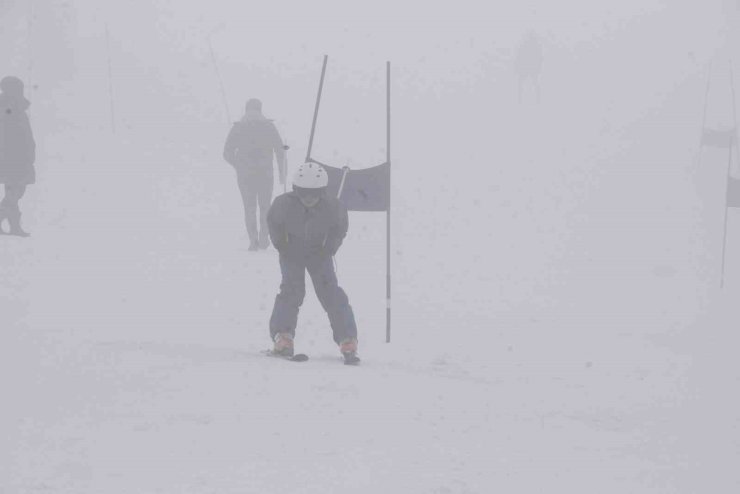 Bitlis’te “Alp Disiplini ve Snowboard İl Birinciliği Kayak Yarışması” yapıldı