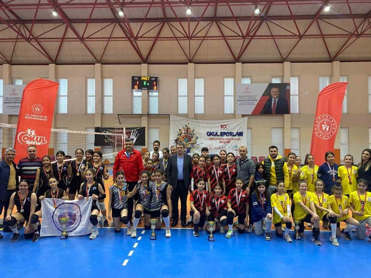 Okul sporları voleybol küçük erkek ve kız maçları sona erdi