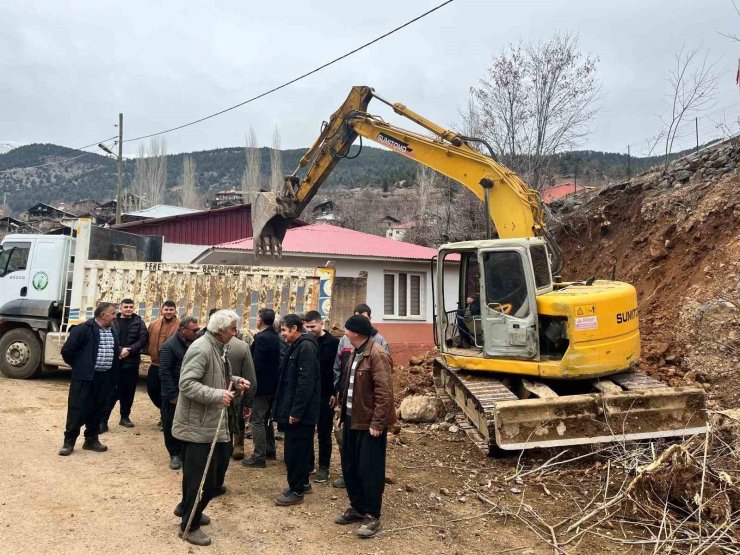 Dağ köyünde tarihinde ilk kez yol çalışması yapıldı