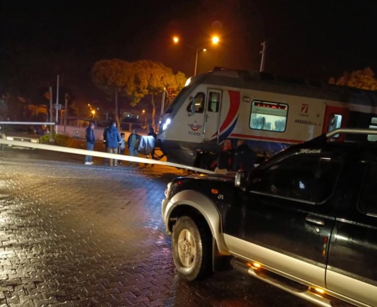 Söke’de yolcu treni pikaba çarptı