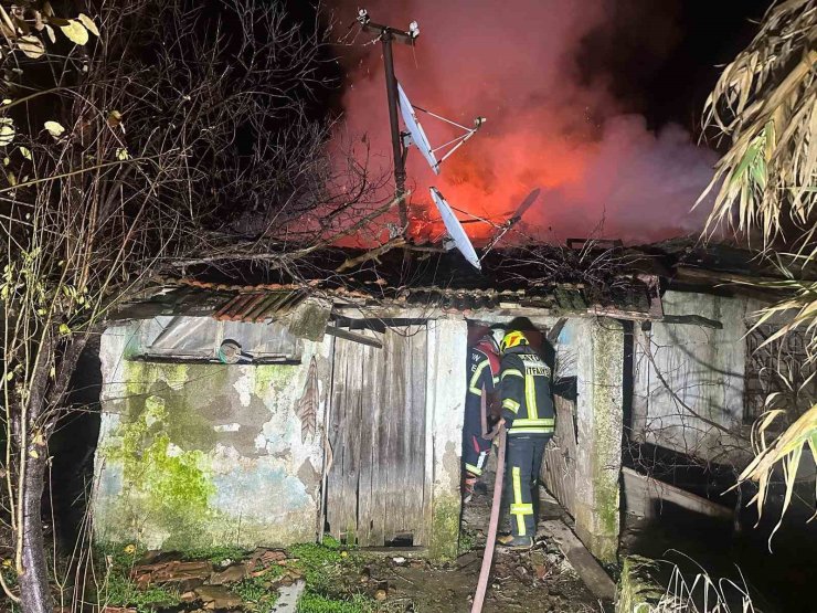 Nazilli’de alevlere teslim olan metruk ev küle döndü