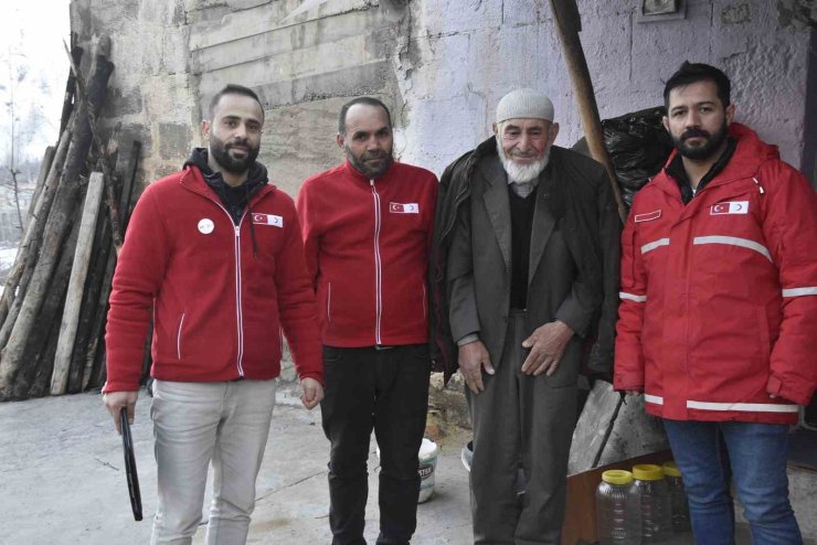 Bitlis’te Kızılay tarafından 1045 aileye gıda kolisi dağıttı