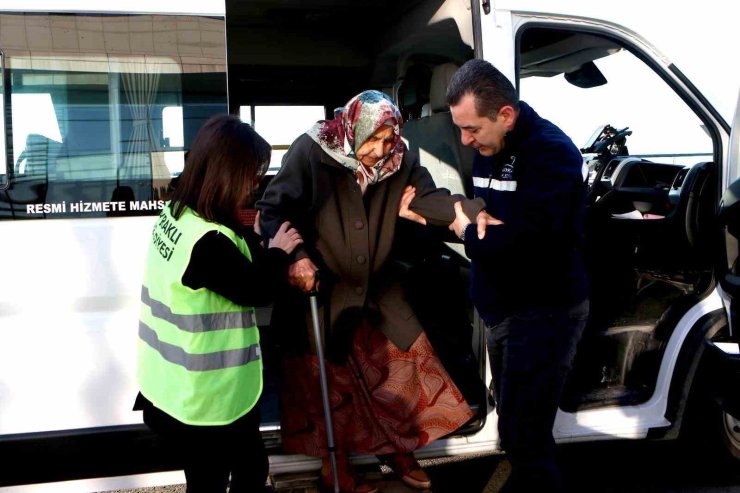 Bayraklı Belediyesi ‘yaşlı destek hattı’ kurdu