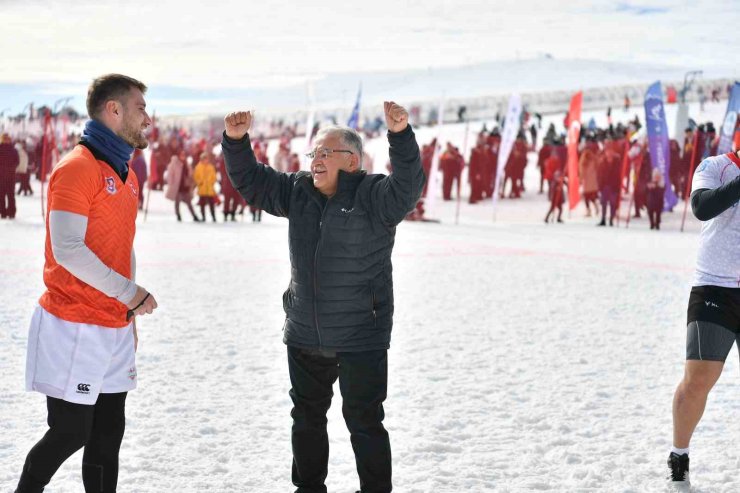 Erciyes’te Kar Ragbi Türkiye Şampiyonası nefes kesti