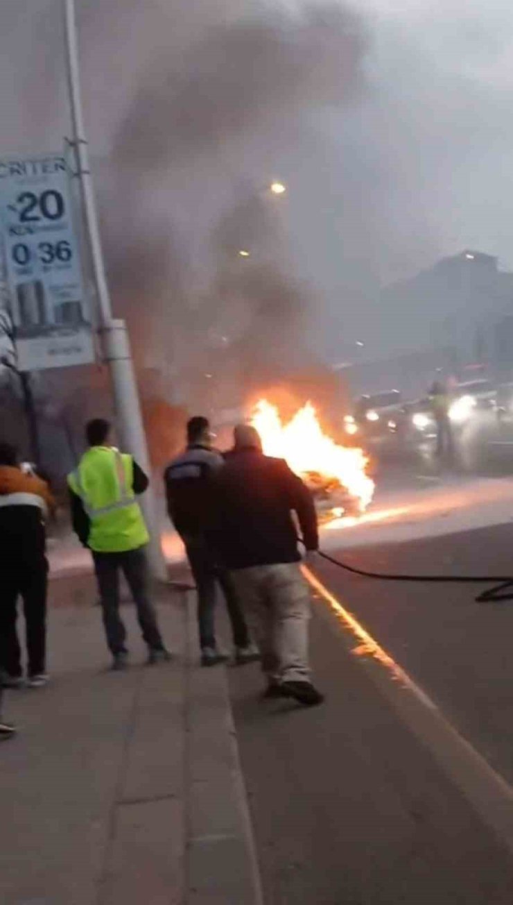 Ankara’da seyir halindeki otomobil alev alev yandı