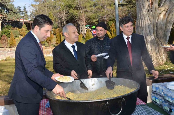 Ertuğrul Gazi Külliyesinde vatandaşlara ‘Şifalı Pilav’ dağıtıldı