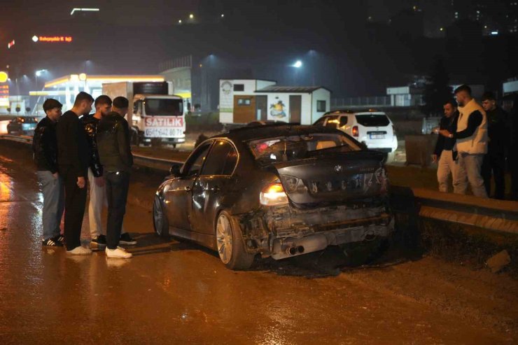 Yağmurun kayganlaştırdığı yolda zincirleme kaza: 1 yaralı