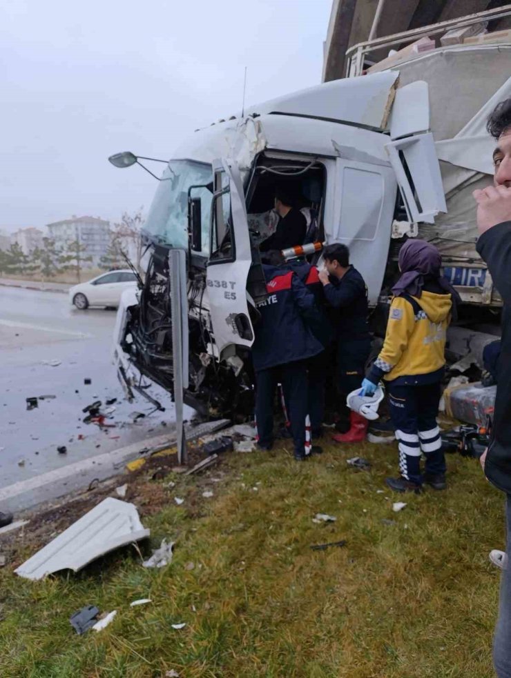 Tırın köprü kolonuna ve otomobile çarptığı kazada faciadan dönüldü