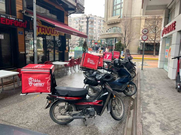 Trafiğe kapalı olmasına rağmen otopark gibi kullanılan sokakla ilgili hala çözüm üretilmedi