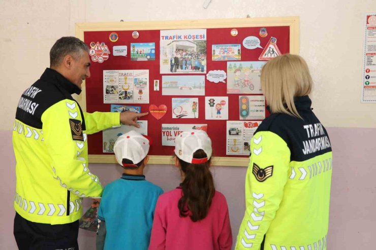 Kırşehir’de jandarmadan öğrencilere trafik eğitimi