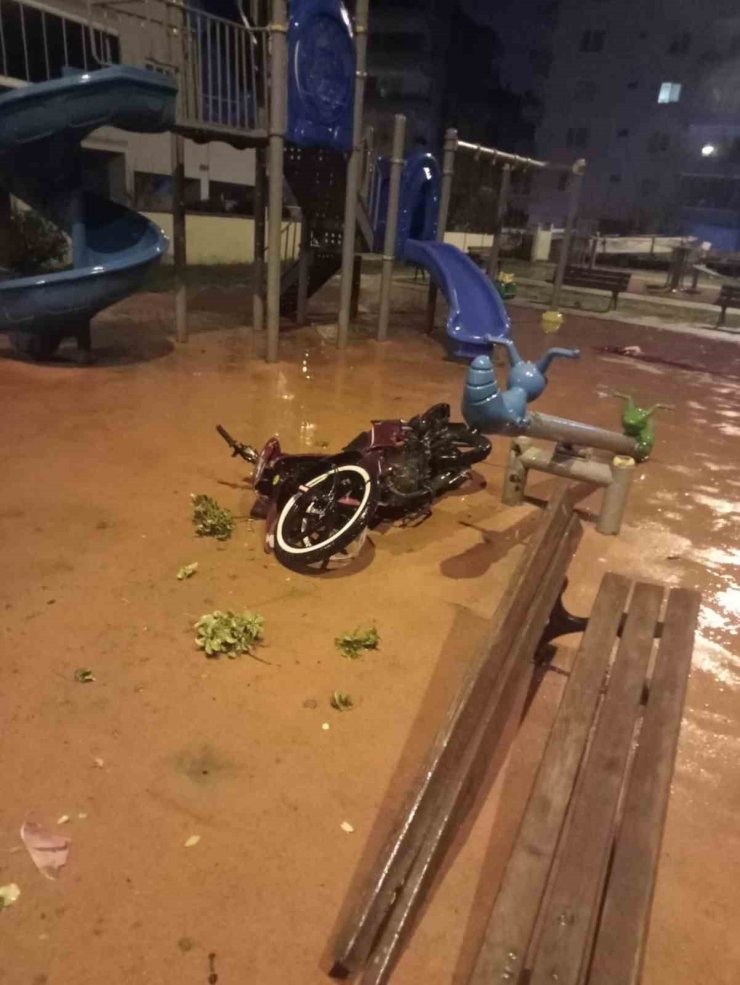 Bursa’da çocuk parkına dalan motosikletli hayatını kaybetti