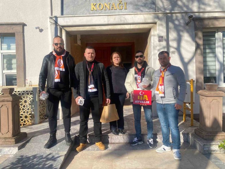 Ayvalık’ta Galatasaray’ın Ultra Arslan taraftar grubundan Alzheimer hastalarına anlamlı destek