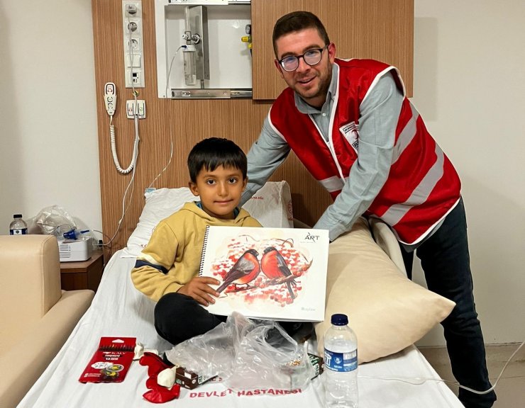 Gediz’de Genç Kızılay gönüllüleri devlet hastanesinde hastaları ziyaret etti