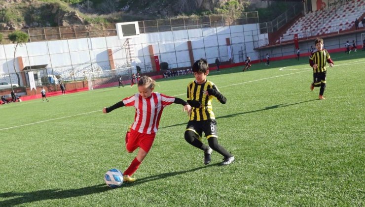 Bayraklı’da U-10 Cup Futbol Turnuvası başladı