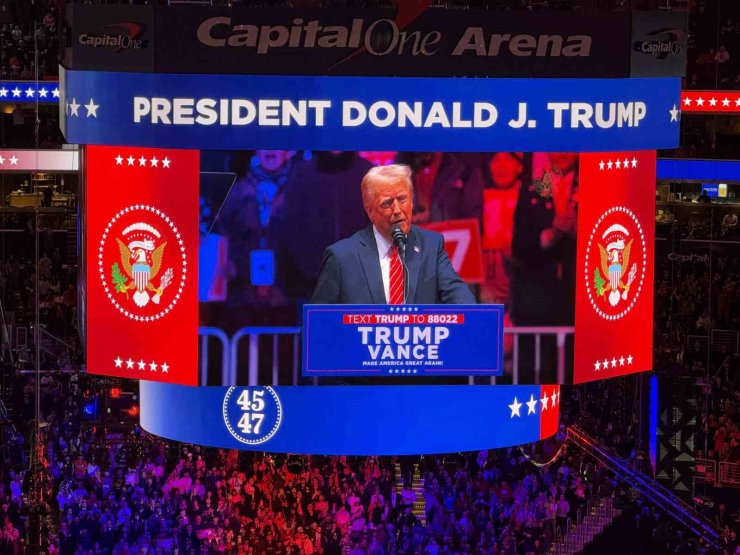 Trump’tan zafer mitinginde gövde gösterisi: "Amerika’yı yeniden harika yapacağız"