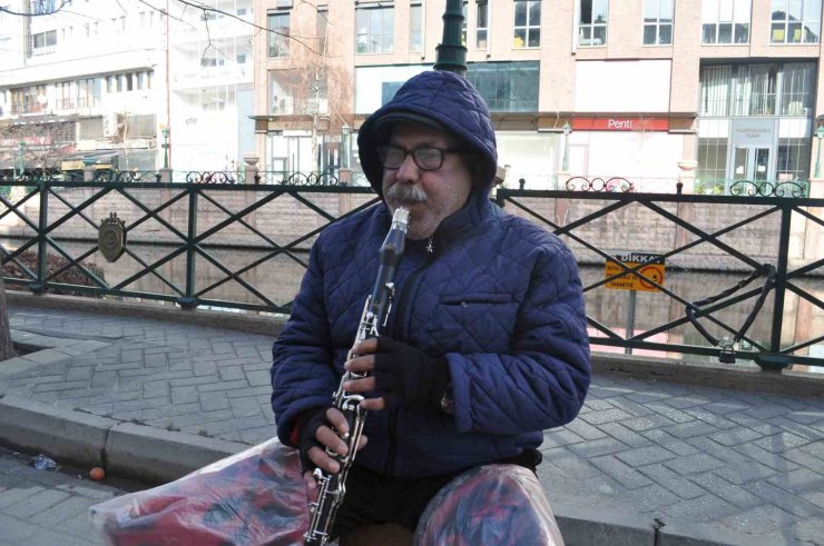 Soğuk, kar, yağmur demeden yıllardır sokakta sanatını icra ediyor