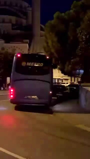 Güngören’de 16 yaşındaki çocuk otobüs kaçırdı, park halindeki araçlara çarptı