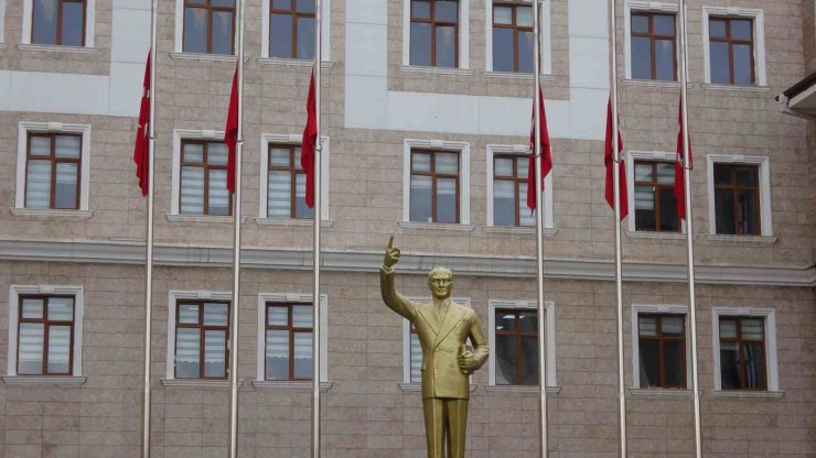 Adıyaman’da bayraklar yarıya indirildi