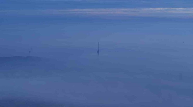 İstanbul’da gökdelenlerin sis içinde manzarası hayran bıraktı