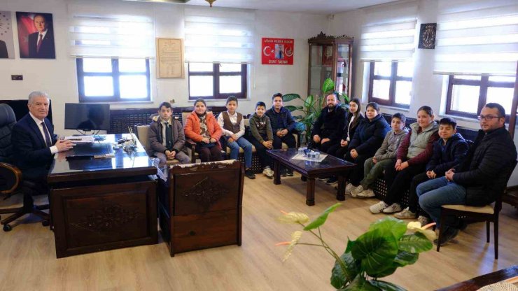 Belediye Başkanı Taşkan’dan "Gassal" videosu ile sosyal medyada büyük beğeni toplayan öğrencilere teşekkür