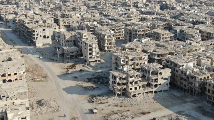 Suriye’de 13 yıl sonra mahallesine döndü, evini enkaza dönmüş buldu
