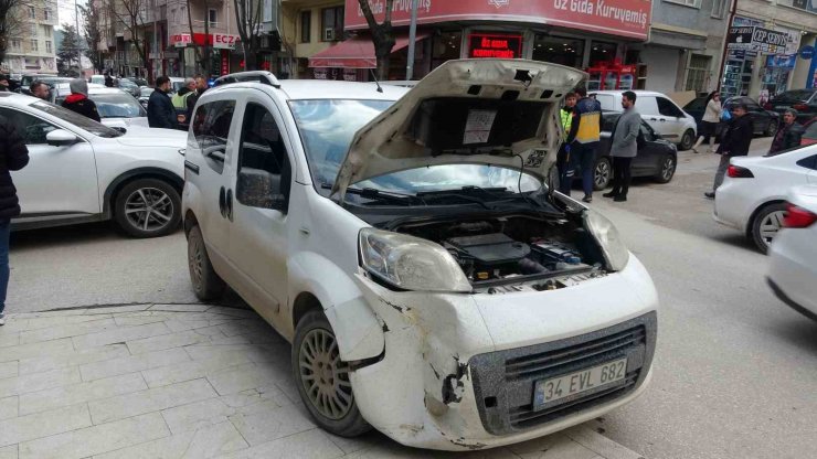 Hafif ticari araç ile otomobil çarpışması sonucu 1 kişi yaralandı