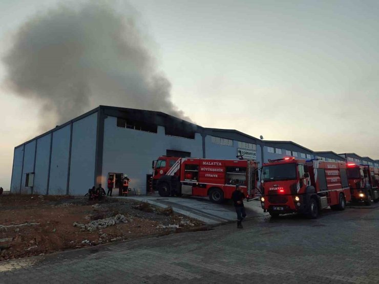 Malatya’da çıkan yangında fabrikada büyük hasar oluştu