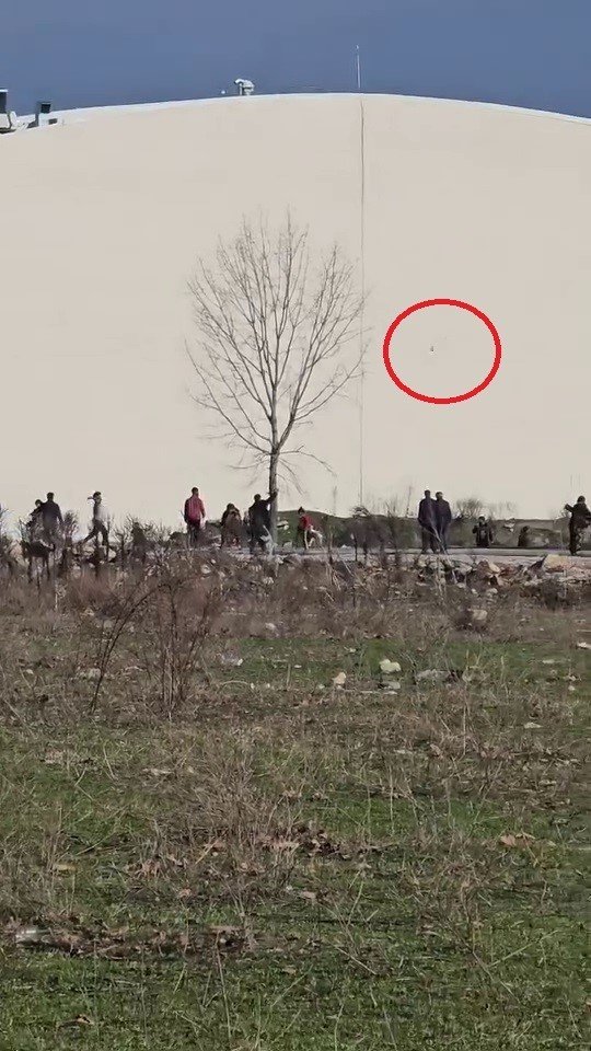 Taşlar, sopalar havada uçuştu..2 aile arasında çıkan kavga kamerada