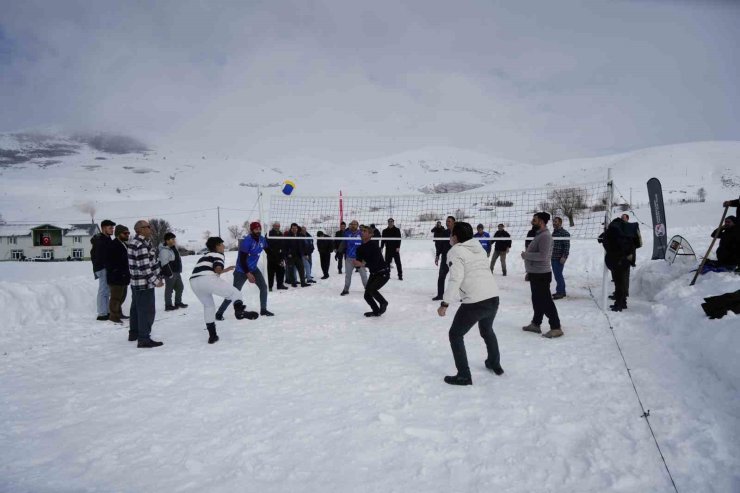 Gümüşhane’nin Yenice Köyü’nde kar voleybolu geleneği 32 yıldır sürüyor