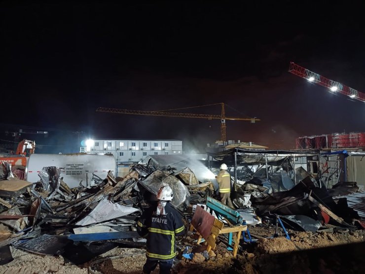 İşçilerin kaldığı konteyner yatakhane yanarak kullanılmaz hale geldi