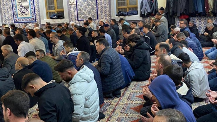 Karapınar’da Miraç Kandilinde camiler doldu