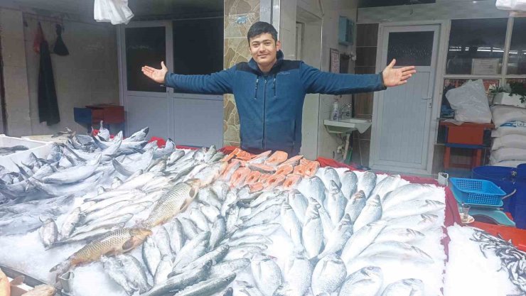 Tavşanlı’da Balık Pazarı’nda denizden sofralara yolculuk